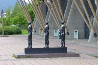 Скульптура около Норвежского Олимпийског
