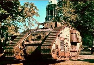 Старый английский танк MkV, выставленный
