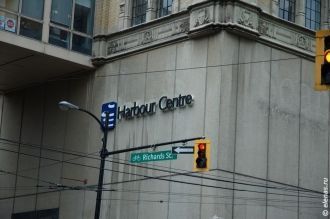 Вывеска на стене Харбор-Центр. Ванкувер.