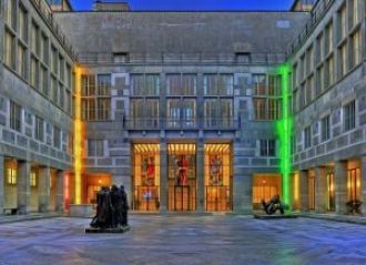 Базельский художественный музей вечером