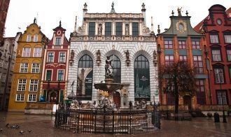 Двор Артуса в городе Гданьске был возвед