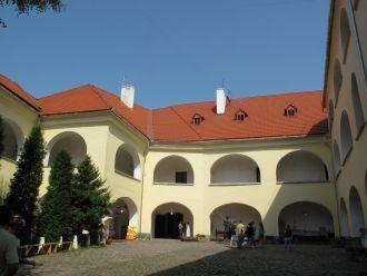 Главный двор замка.
