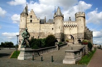 Антверпенский замок Cтен был построен в 