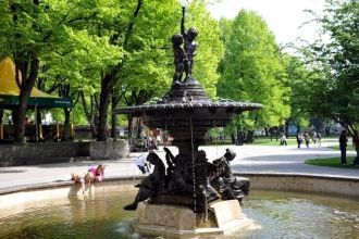 Парк украшает фонтан на тему времен года