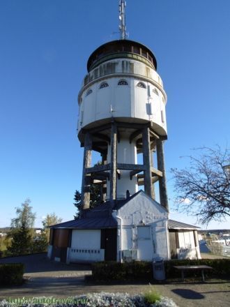 Башня выполнена в стиле тридцатых годов 
