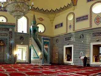 Внутренние стены мечети радуют глаз мудр