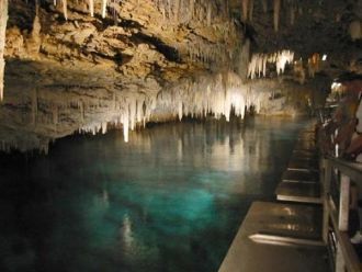 В пещере есть ручей с прохладной кристал