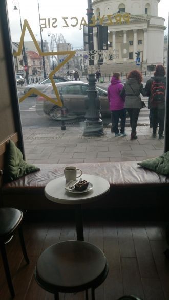 Вид из кафе на Площадь Трех Крестов.