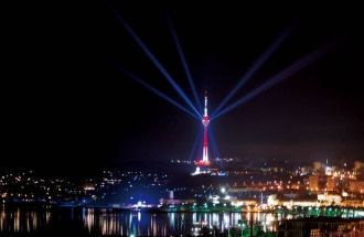 Бакинская телебашня в ночной подсветке.