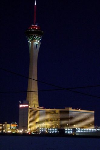 Отель-казино Stratosphere ночью.