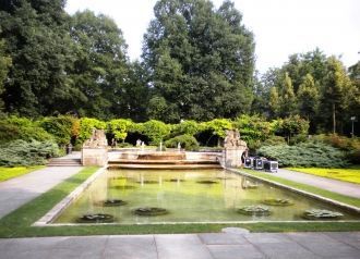 В центральной части сада – пруд с фонтан