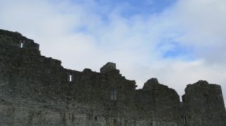 Крепостные стены замка Росс.