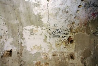 Остатки надписей на стенах тюрьми, сдела
