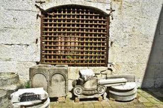 Руины элементов внутреннего двора тюрьмы