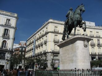 Памятник в центре площади.