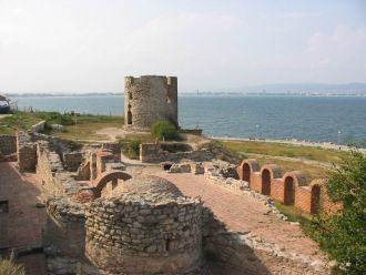 Старый город Несебр, развалины крепости.