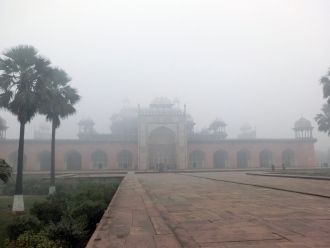 Гробница Акбара Великого в тумане.