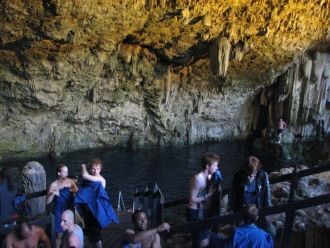 Для удобства посетителей карстовой пещер