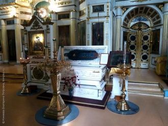 В храме похоронены архиепископ Олонецкий