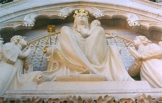 Статуя девы Марии на фасаде собора.