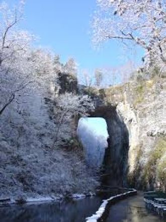 Естественный мост зимой в снегу.
