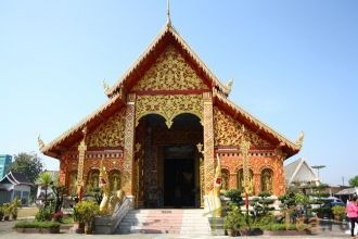 Главный вход в храм Ват Нгам Муанг.