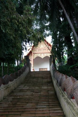 Лестница к храму  Ват Нгам Муанг.