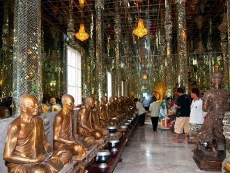 Внутреннее убранство храма Ват Нгам Муан