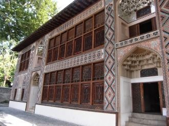 Дворец ханов - двухэтажный, состоит из ш