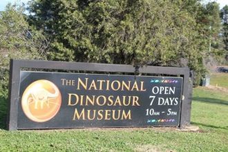 Вывеска национального музея динозавров.