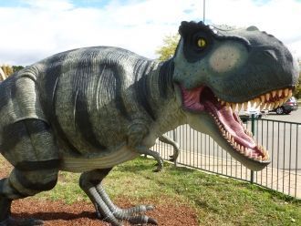 Скульптура динозавра.