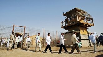 Прогулка в Абу-Грейб заключенных во врем