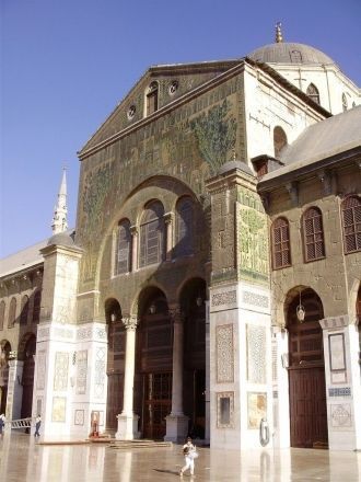 Фасад молельного зала мечети украшен моз