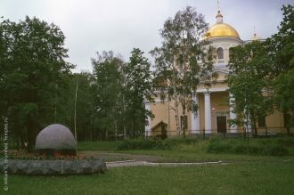 Слева памятник жертвам Чернобыльской кат