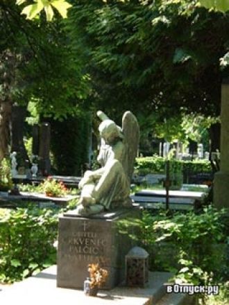 Кладбище больше напоминает скульптурный 
