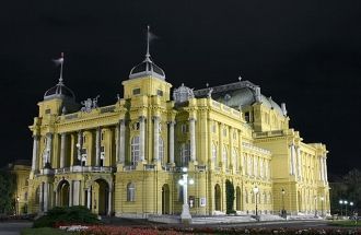 Хорватский Национальный театр ночью