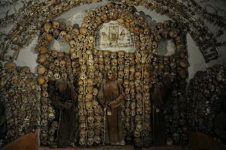 Скелетами и черепами монахов-капуцинов п