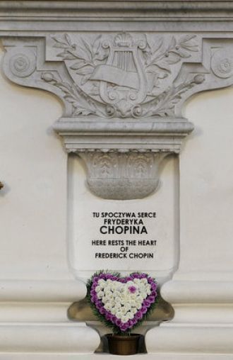 Мемориальная доска на столбе, где похоро