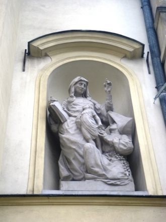 Статуя на фасаде. Костёл Святого Креста 