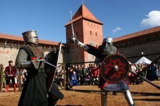 В замке проводятся рыцарские турниры.