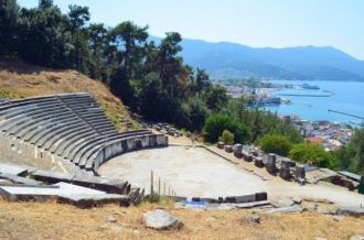 Руины античного театра.  Театр был постр