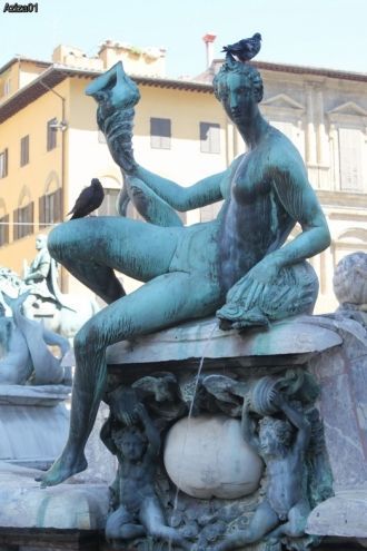 Статуи в фонтане.