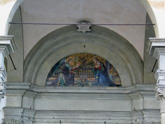 Флоренция Фронтон над входом в церковь С