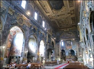 Роскошный интерьер церкви в стиле барокк