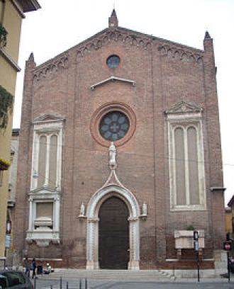 Фасад церкви целиком состоит из кирпича.