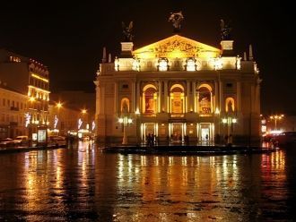 Львовский оперный театр ночью