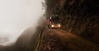Старая дорога в боливийской провинции. В