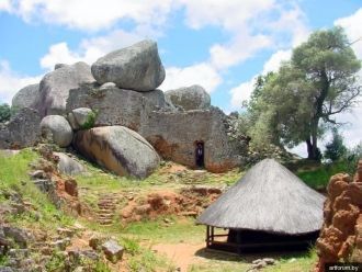 Большой Зимбабве. Хижина на фоне руин.