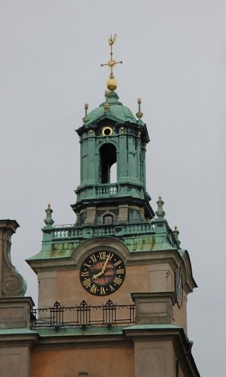 Первые часы появились на башне в 1471 го