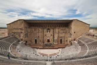 Театр был построен по классическому римс